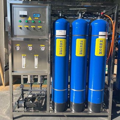 Instalação de osmose reversa de três reservatórios unipolares de PVC de 0,5 toneladas para espaços pequenos