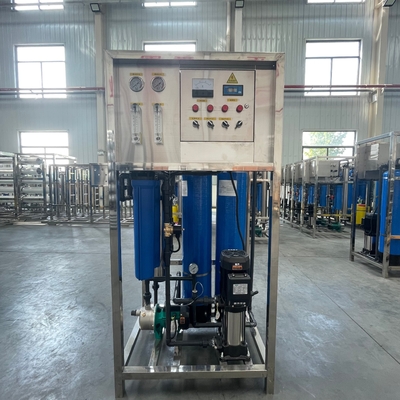 Instalação de tratamento de águas com sistema de osmose inversa de água potável de 300/H